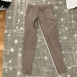 Alo yoga joggers size small. 29 inch inseam